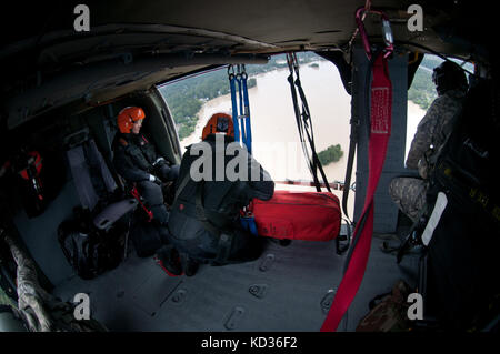 Us-Soldaten der 59th Aviation Truppe den Befehl, South Carolina Army National Guard (scarng), Airborne Support während der Flut Soforthilfe, Columbia, s.c., 5. Oktober 2015. Über 1.100 Südcarolina Mitglieder des nationalen Schutzes wurden mobilisiert Seit s.c. Gouverneur nikky Haley einen Ausnahmezustand erklärt, zum 1. Oktober 2015. Die Bereiche in den Midlands wurden mit mehr als zwei Fuß Regen, der verwüsteten viele Teile der Stadt und der umliegenden Gemeinden betroffen. Die Luft des sarng Hilfsmaßnahmen umfasst die s.c. Hubschrauber aquatic Rescue Team (sc-hart), eine Kollaborationsplattform Stockfoto