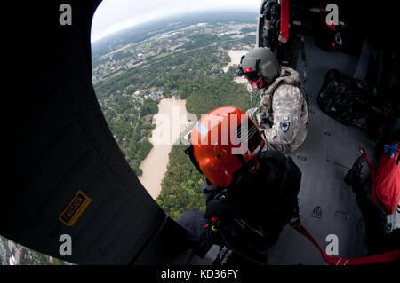 Us-Soldaten der 59th Aviation Truppe den Befehl, South Carolina Army National Guard (scarng), Airborne Support während der Flut Soforthilfe, Columbia, s.c., 5. Oktober 2015. Über 1.100 Südcarolina Mitglieder des nationalen Schutzes wurden mobilisiert Seit s.c. Gouverneur nikky Haley einen Ausnahmezustand erklärt, zum 1. Oktober 2015. Die Bereiche in den Midlands wurden mit mehr als zwei Fuß Regen, der verwüsteten viele Teile der Stadt und der umliegenden Gemeinden betroffen. Die Luft des sarng Hilfsmaßnahmen umfasst die s.c. Hubschrauber aquatic Rescue Team (sc-hart), eine Kollaborationsplattform Stockfoto