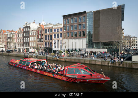 Ein touristenboot auf den Prinsengracht Kanal segeln vorbei an der Ann Frank Haus in Amsterdam. Stockfoto