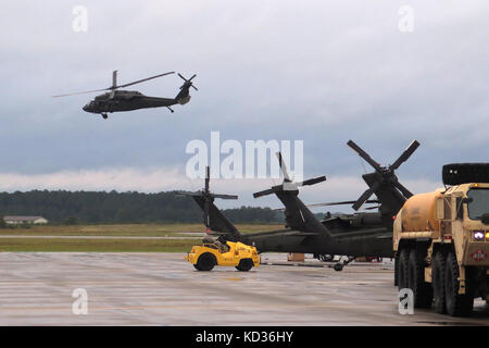 Ein UH-60 Black Hawk auf der South Carolina Army National Guard1-151 st Angriff Reconnaissance Bataillon zugeordnet zieht aus McEntire Joint National Guard Base, S.C., zu suchen Missionen über überschwemmten Teile des Staates fliegen, Oktober 5, 2015. Das South Carolina National Guard hat mehr als 1.100 Soldaten aktiviert und Flieger- und County Emergency Management Agenturen und Rettungskräfte zu unterstützen als historische Hochwasser Auswirkungen South Carolina. (U.S. Air National Guard Foto von 1 Leutnant Stephen D. Hudson/Freigegeben) Stockfoto