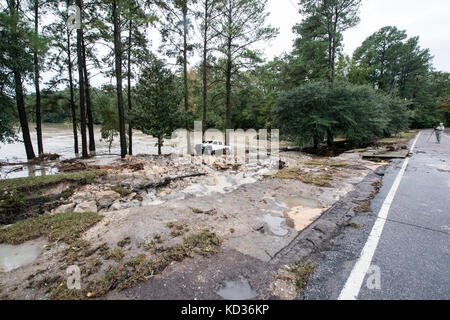 Schäden durch Hochwasser in den Wald Morgen Gemeinschaft, Columbia, S.C., Oktober 5, 2015. Das South Carolina National Guard wurde aktiviert und County Emergency Management Agenturen und lokalen Ersthelfer als historische Hochwasser zu unterstützen Auswirkungen Grafschaften national. Derzeit werden mehr als 1.100 Südcarolina Mitglieder des nationalen Schutzes haben in Reaktion auf die Überschwemmungen aktiviert wurde. (U.S. Air National Guard Foto von Tech. Sgt. Jorge Intriago/Freigegeben) Stockfoto