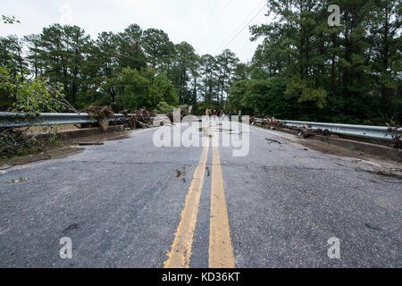 Schäden durch Hochwasser in den Wald Morgen Gemeinschaft, Columbia, S.C., Oktober 5, 2015. Das South Carolina National Guard wurde aktiviert und County Emergency Management Agenturen und lokalen Ersthelfer als historische Hochwasser zu unterstützen Auswirkungen Grafschaften national. Derzeit werden mehr als 1.100 Südcarolina Mitglieder des nationalen Schutzes haben in Reaktion auf die Überschwemmungen aktiviert wurde. (U.S. Air National Guard Foto von Tech. Sgt. Jorge Intriago/Freigegeben) Stockfoto