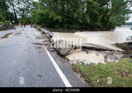 Schäden durch Hochwasser in den Wald Morgen Gemeinschaft, Columbia, S.C., Oktober 5, 2015. Das South Carolina National Guard wurde aktiviert und County Emergency Management Agenturen und lokalen Ersthelfer als historische Hochwasser zu unterstützen Auswirkungen Grafschaften national. Derzeit werden mehr als 1.100 Südcarolina Mitglieder des nationalen Schutzes haben in Reaktion auf die Überschwemmungen aktiviert wurde. (U.S. Air National Guard Foto von Tech. Sgt. Jorge Intriago/Freigegeben) Stockfoto