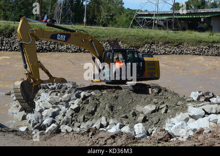 US-Soldaten aus South Carolina Army National Guard und zivile Mitarbeiter arbeiten zusammen an der Columbia-Kanal für den Bau eines neuen Damms bei einer landesweiten Flut Reaktion, 6. Oktober 2015 vorzubereiten. Der South Carolina National Guard wurde aktiviert, um Zustand und Grafschaft Notfallmanagement Organisationen und lokalen Ersthelfer als historischen Überschwemmungen Auswirkungen Grafschaften landesweiten unterstützen. Derzeit sind mehr als 2.200 Mitglieder der Nationalgarde von South Carolina als Reaktion auf das Hochwasser aktiviert. (Foto: U.S. Air National Guard Flieger 1. Klasse Ashleigh S. Pavelek/freigegeben) Stockfoto