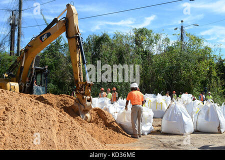 US-Soldaten aus South Carolina Army National Guard und zivile Mitarbeiter arbeiten zusammen an der Columbia-Kanal für den Bau eines neuen Damms bei einer landesweiten Flut Reaktion, 6. Oktober 2015 vorzubereiten. Der South Carolina National Guard wurde aktiviert, um Zustand und Grafschaft Notfallmanagement Organisationen und lokalen Ersthelfer als historischen Überschwemmungen Auswirkungen Grafschaften landesweiten unterstützen. Derzeit sind mehr als 2.200 Mitglieder der Nationalgarde von South Carolina als Reaktion auf das Hochwasser aktiviert. (Foto: U.S. Air National Guard Flieger 1. Klasse Ashleigh S. Pavelek/freigegeben) Stockfoto