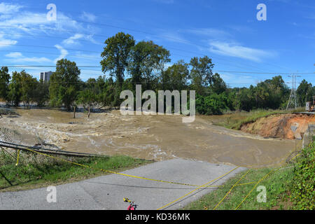 US-Soldaten aus South Carolina Army National Guard und zivile Mitarbeiter arbeiten zusammen an der Columbia-Kanal für den Bau eines neuen Damms bei einer landesweiten Flut Reaktion, 6. Oktober 2015 vorzubereiten. Der South Carolina National Guard wurde aktiviert, um Zustand und Grafschaft Notfallmanagement Organisationen und lokalen Ersthelfer als historischen Überschwemmungen Auswirkungen Grafschaften landesweiten unterstützen. Derzeit sind mehr als 2.200 Mitglieder der Nationalgarde von South Carolina als Reaktion auf das Hochwasser aktiviert. (Foto: U.S. Air National Guard Flieger 1. Klasse Ashleigh S. Pavelek/freigegeben) Stockfoto