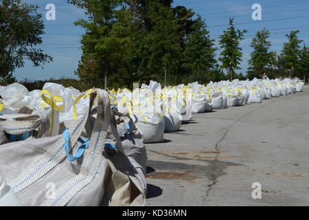 US-Soldaten aus South Carolina Army National Guard und zivile Mitarbeiter arbeiten zusammen an der Columbia-Kanal für den Bau eines neuen Damms bei einer landesweiten Flut Reaktion, 6. Oktober 2015 vorzubereiten. Der South Carolina National Guard wurde aktiviert, um Zustand und Grafschaft Notfallmanagement Organisationen und lokalen Ersthelfer als historischen Überschwemmungen Auswirkungen Grafschaften landesweiten unterstützen. Derzeit sind mehr als 2.200 Mitglieder der Nationalgarde von South Carolina als Reaktion auf das Hochwasser aktiviert. (Foto: U.S. Air National Guard Flieger 1. Klasse Ashleigh S. Pavelek/freigegeben) Stockfoto
