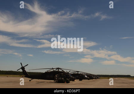 U.S. Army UH-60 Black Hawk Hubschraubern aus der South Carolina und North Carolina National Guard weiter Rettung und Flut Antwort Operationen aus der SCNG Army Aviation Support Service bei McEntire Joint National Guard, Basis, während einer landesweiten Hochwasser-gefahrenstufen, Oktober 6, 2015. Das South Carolina National Guard wurde aktiviert und County Emergency Management Agenturen und lokalen Ersthelfer als historische Hochwasser zu unterstützen Auswirkungen Grafschaften national. Derzeit werden mehr als 2.200 Südcarolina Mitglieder des nationalen Schutzes haben in Reaktion auf die Überschwemmungen aktiviert wurde. (U.S. Air National Guar Stockfoto