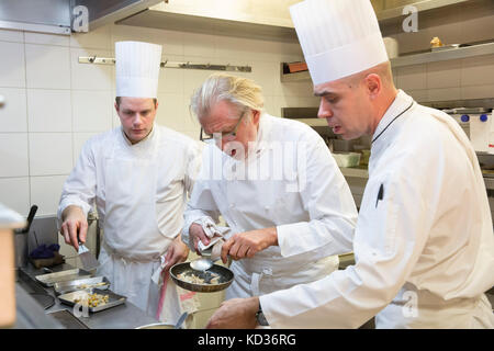 Der berühmte Koch Pierre Gagnaire in seinem Restaurant in Paris Stockfoto