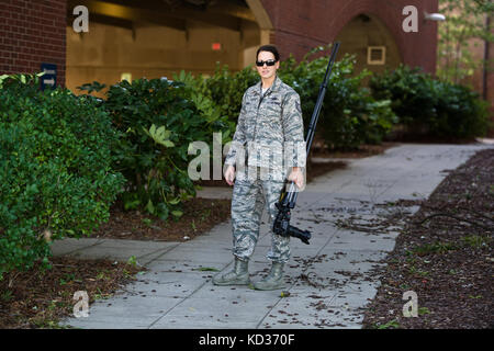 US Air Force Tech. Sgt. Caycee Watson, Publicist, sendete Journalist beim 169th Fighter Wing, South Carolina Air National Guard, während einer Dokumentationsmission im Riverfront Canal Park in Columbia, S.C., 7. Oktober 2015. Die South Carolina National Guard wurde aktiviert, um staatliche und County Notfallmanagement-Agenturen und lokale Ersthelfer zu unterstützen, da historische Überschwemmungen Grafschaften landesweit beeinflussen. Derzeit wurden mehr als 2,600 Mitglieder der South Carolina National Guard als Reaktion auf die Überschwemmungen aktiviert. (USA Air National Guard Foto von Tech. Sgt. Jorge Intriago/Releas Stockfoto