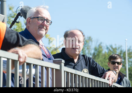 Herr W. Craig Fugate, Administrator der Federal Emergency Management Agency (FEMA) und Herr Kim Stenson, Direktor der South Carolina Emergency Management Division, beantworten Reporter Fragen während CH-47 Chinook Hubschrauber Operationen zur Stauung des durchbrechten Kanals am Riverfront Canal Park in Columbia, S.C., 7. Oktober 2015. Die South Carolina National Guard wurde aktiviert, um staatliche und County Notfallmanagement-Agenturen und lokale Ersthelfer zu unterstützen, da historische Überschwemmungen Grafschaften landesweit beeinflussen. Derzeit wurden mehr als 2,600 Mitglieder der South Carolina National Guard aktiviert Stockfoto