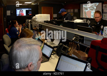 Federal Emergency Management Agency Mitarbeiter arbeiten an der National Guard Readiness Center, S.C. Emergency Management Division in Columbia, S.C., während einer landesweiten Hochwasser-gefahrenstufen, Okt. 11, 2015. Das South Carolina National Guard wurde aktiviert und County Emergency Management Agenturen und lokalen Ersthelfer als historische Hochwasser zu unterstützen Auswirkungen Grafschaften national. Es gibt 2.541 National Guard Vermögenswerte am Boden, die mit Unterstützung der Techniker aus dem benachbarten North Carolina, und mehr als 40 State Guard Familienmitglieder unterstützen, Hochwasser-gefahrenstufen Bemühungen. (U.S. Air National Gua Stockfoto