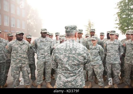 Gen.frank j. Gras, Chief, National Guard Bureau, spricht mit North Carolina National Guard Soldaten des 505Th engineer Battalion, und dankte ihnen für ihren Hochwasser-gefahrenstufen Bemühungen, South Carolina, in Columbia, S.C., Aug. 14., 2015. Die ncng bereit, die South Carolina Emergency Management Division und anderen staatlichen und bundesstaatlichen Partner Agenturen als South Carolina erholt sich von den Auswirkungen langer Regen Sturz, so dass es zu schweren Überschwemmungen im gesamten Land zu unterstützen. (U.s. Army National Guard Foto von Sgt. Brian godette, 382 öffentliche Angelegenheiten Ablösung/freigegeben) Stockfoto