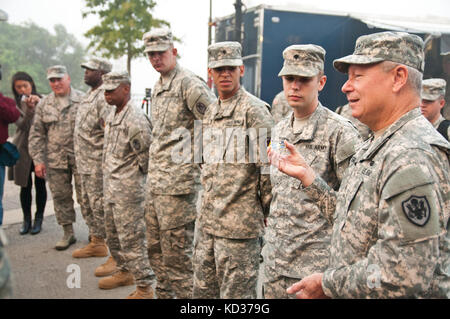 Gen.frank j. Gras, Chief, National Guard Bureau, spricht mit North Carolina National Guard Soldaten des 505Th engineer Battalion, und dankte ihnen für ihren Hochwasser-gefahrenstufen Bemühungen, South Carolina und präsentiert die jüngste und 'Most gewürzt" Soldat in Anwesenheit mit einer Münze, in Columbia, S.C., Aug. 14., 2015. Die ncng bereit, die South Carolina Emergency Management Division und anderen staatlichen und bundesstaatlichen Partner Agenturen als South Carolina erholt sich von den Auswirkungen langer Regen Sturz, so dass es zu schweren Überschwemmungen im gesamten Land zu unterstützen. (U.s. Army National Guard Foto b Stockfoto