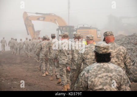 North Carolina National Guard Soldaten, die 505Th engineer Battalion zugewiesen, eine Tour durch die Baustelle, wo Sie bauen einen vorläufigen Damm wurde nach schweren Überschwemmungen ein Kanal in Kolumbien beschädigt, s.c., Oct. 14., 2015. Die ncng bereit, die South Carolina Emergency Management Division und anderen staatlichen und bundesstaatlichen Partner Agenturen als South Carolina erholt sich von den Auswirkungen langer Regen Sturz, so dass es zu schweren Überschwemmungen im gesamten Land zu unterstützen. (U.s. Army National Guard Foto von Sgt. Brian godette, 382 öffentliche Angelegenheiten Ablösung/freigegeben) Stockfoto