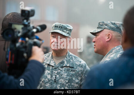 US Army General Frank Grass, der Chef des National Guard Bureau, während eines Interviews mit einer lokalen Nachrichtencrew am Flussufer Kanal in Columbia, South Carolina, 14. Oktober 2015. Die South Carolina National Guard wurde aktiviert, um staatliche und County Notfallmanagement-Agenturen und lokale Ersthelfer zu unterstützen, da historische Überschwemmungen Grafschaften landesweit betroffen. Derzeit wurden mehr als 2,200 Mitglieder der South Carolina National Guard als Reaktion auf die Überschwemmungen aktiviert. (USA Air National Guard Foto von Tech. Sgt. Jorge Intriago/Freigegeben) Stockfoto