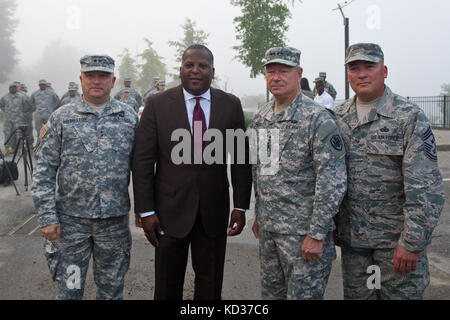 U.S. Army Maj. Gen. Robert E. Livingston, Jr., Adjutant General für South Carolina, City of Columbia Bürgermeister Stephen K. Benjamin, U.S. Army Gen. Frank Grass, der Chef des National Guard Bureau, Und US Air Force Chief Master Sergeant Mitchell O. Brush, der Senior Enlisted Advisor für das National Guard Bureau, posieren für ein Foto während einer Pressekonferenz Ankündigung der abgeschlossenen Reparatur am Flussufer Kanal in Columbia, South Carolina, 14. Oktober 2015. Die South Carolina National Guard wurde aktiviert, um die staatlichen und regionalen Notfallverwaltungsbehörden und lokalen Ersthelfer zu unterstützen Stockfoto