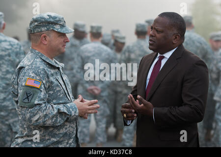 U.S. Army Maj. Gen. Robert E. Livingston, Jr., der Adjutant General für South Carolina spricht mit dem Bürgermeister der Stadt Columbia Stephen K. Benjamin, am Flussufer Kanal in Columbia, South Carolina, 14. Oktober 2015. Die South Carolina National Guard wurde aktiviert, um staatliche und County Notfallmanagement-Agenturen und lokale Ersthelfer zu unterstützen, da historische Überschwemmungen Grafschaften landesweit betroffen. Derzeit wurden mehr als 2,200 Mitglieder der South Carolina National Guard als Reaktion auf die Überschwemmungen aktiviert. (USA Air National Guard Foto von Tech. Sgt. Jorge Intriago/Freigegeben) Stockfoto