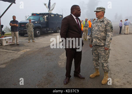 U.S. Army Maj. Gen. Robert E. Livingston, Jr., der Adjutant General für South Carolina spricht mit dem Bürgermeister der Stadt Columbia Stephen K. Benjamin, am Flussufer Kanal in Columbia, South Carolina, 14. Oktober 2015. Die South Carolina National Guard wurde aktiviert, um staatliche und County Notfallmanagement-Agenturen und lokale Ersthelfer zu unterstützen, da historische Überschwemmungen Grafschaften landesweit betroffen. Derzeit wurden mehr als 2,200 Mitglieder der South Carolina National Guard als Reaktion auf die Überschwemmungen aktiviert. (USA Air National Guard Foto von Tech. Sgt. Jorge Intriago/Freigegeben) Stockfoto