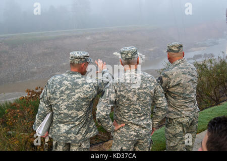 U.S. Army Col. Brad Owens, Direktor des gemeinsamen Stabes der South Carolina National Guard, Briefs General Frank Grass, der Chef des National Guard Bureau, Und US Air Force Chief Master Sergeant Mitchell O. Brush, der Senior-Berater für die National Guard Bureau, über die Reparaturarbeiten von der Garde am Flussufer Kanal in Columbia, South Carolina, 14. Oktober 2015. Die South Carolina National Guard wurde aktiviert, um staatliche und County Notfallmanagement-Agenturen und lokale Ersthelfer zu unterstützen, da historische Überschwemmungen Grafschaften landesweit betroffen. Derzeit mehr als 2,200 Süd Stockfoto