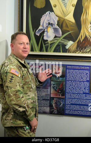 Us-Armee Lt.Col. Victor braun, mit der South Carolina Army National Guard, erklärt die Geschichte von gen. Francis Marion (die Swamp Fox) an Mitglieder der kolumbianischen Armee während einer Tour von Military Museum der South Carolina National Guard in Columbia, s.c. während ein Experte auf einem Exchange statt nov. 15-21, 2015. Während in South Carolina, die fünf kolumbianischen Offiziere Tourneen in verschiedenen Websites und trafen sich mit ihren nationalen Schutz Kollegen aus erster Hand sehen, die Bereiche, die von den Überschwemmungen betroffen, und wie der Wachmann reagierte Arbeiten neben zivilen Rettungskräfte und Zustand und lokale Emergency Management Stockfoto