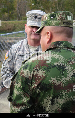 Us-Armee Lt.Col. christopher Hyman, (links) Executive Officer mit 59 Truppe den Befehl des South Carolina Army National Guard, beantwortet Fragen, die von der kolumbianischen Armee Lt.Col. hernando Rodriguez im Columbia Canal, sep. 17., 2015. die South Carolina National Guard statt einem Experten Austausch mit dem Partner Nation nov. 15-21, 2015. Während in South Carolina, die fünf kolumbianischen Offiziere Tourneen in verschiedenen Websites und trafen sich mit ihren nationalen Schutz Kollegen aus erster Hand sehen, die Bereiche, die von den Überschwemmungen betroffen, und wie der Wachmann reagierte Arbeiten neben der zivilen Rettungsdienste und Zustand Stockfoto