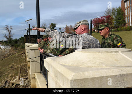 Us-Armee Lt.Col. christopher Hyman, Executive Officer mit 59 Truppe den Befehl des South Carolina Army National Guard, erklärt die Antwort der National Guard zu landesweiten Überschwemmungen für Ingenieure an der Columbia canal zu fünf kolumbianische Armee Ingenieure bei einem Experten Austausch statt nov. 15-21, 2015. Während in South Carolina, die fünf kolumbianischen Offiziere Tourneen in verschiedenen Standorten und mit ihren nationalen Schutz Kollegen aus erster Hand sehen, die Bereiche, die von den Überschwemmungen betroffen, und wie der Wachmann reagierte Arbeiten neben zivilen Rettungskräfte und Zustand und lokale Emergency Management erfüllt. Stockfoto