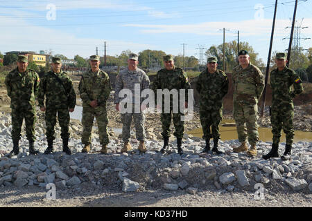 Soldaten aus der South Carolina Army National Guard pose mit kolumbianischen Armee Ingenieure an der Columbia Canal, sep. 17, 2015 während einer Tour von Hochwasserschäden in Südcarolina. die South Carolina National Guard statt einem Experten Austausch mit dem Partner Nation nov. 15-21, 2015. Während in South Carolina, die fünf kolumbianischen Offiziere Tourneen in verschiedenen Standorten und mit ihren nationalen Schutz Kollegen aus erster Hand sehen, die Bereiche, die von den Überschwemmungen betroffen, und wie der Wachmann reagierte Arbeiten neben zivilen Rettungskräfte und Zustand und lokale Emergency Management erfüllt. Seit seiner Markteinführung im Jahr 2012, Stockfoto