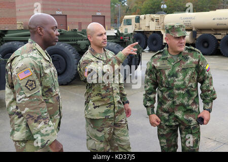 Us Army 1st Lt. Omar Benjamin (links), kombiniert mit Unterstützung des South Carolina Army National Guard shop, beantwortet Fragen, die von der kolumbianischen Armee Lt.Col. hernando Rodriguez durch Army National Guard Sgt. 1. klasse Alexander lombana, sep. 19., 2015. die South Carolina National Guard statt einem Experten Austausch mit dem Partner Nation nov. 15-21, 2015. Während in South Carolina, die fünf kolumbianischen Offiziere Tourneen in verschiedenen Websites und trafen sich mit ihren nationalen Schutz Kollegen aus erster Hand sehen, die Bereiche, die von den Überschwemmungen betroffen, und wie der Wachmann reagierte Arbeiten neben civi Stockfoto