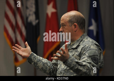 Us-Armee maj.gen.Robert e. Livingston, jr., der Adjutant General für Südcarolina, besucht die National Guard 379. Geburtstag Zeremonie am Gebäude der Adjutant General, Columbia, South Carolina, Dec. 11, 2015, die Zeremonie enthalten Erläuterungen von livingston und eine traditionelle Kuchen schneiden. Unter den Teilnehmern war Weltkriegveteran und pensionierte US-Army command Sgt.Major j.w. Childers, zusammen mit Staff Sgt. Steve becknell und Pvt. kniesha Felder, die Älteste und jüngste Service Mitglieder anwesend. (U.s. Army National Guard Foto: Staff Sgt. roby Di Giovine/freigegeben Stockfoto