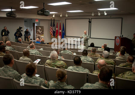 Us-Armee maj.gen.Robert e. Livingston, jr., der Adjutant General für Südcarolina, besucht die National Guard 379. Geburtstag Zeremonie am Gebäude der Adjutant General, Columbia, South Carolina, Dec. 11, 2015, die Zeremonie enthalten Erläuterungen von livingston und eine traditionelle Kuchen schneiden. Unter den Teilnehmern war Weltkriegveteran und pensionierte US-Army command Sgt.Major j.w. Childers, zusammen mit Staff Sgt. Steve becknell und Pvt. kniesha Felder, die Älteste und jüngste Service Mitglieder anwesend. (U.s. Army National Guard Foto: Staff Sgt. roby Di Giovine/freigegeben Stockfoto