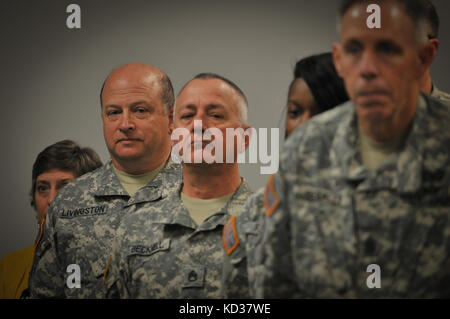 Us-Armee maj.gen.Robert e. Livingston, jr., der Adjutant General für Südcarolina, besucht die National Guard 379. Geburtstag Zeremonie am Gebäude der Adjutant General, Columbia, South Carolina, Dec. 11, 2015, die Zeremonie enthalten Erläuterungen von livingston und eine traditionelle Kuchen schneiden. Unter den Teilnehmern war Weltkriegveteran und pensionierte US-Army command Sgt.Major j.w. Childers, zusammen mit Staff Sgt. Steve becknell und Pvt. kniesha Felder, die Älteste und jüngste Service Mitglieder anwesend. (U.s. Army National Guard Foto: Staff Sgt. roby Di Giovine/freigegeben Stockfoto