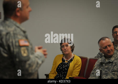 Us-Armee maj.gen.Robert e. Livingston, jr., der Adjutant General für Südcarolina, besucht die National Guard 379. Geburtstag Zeremonie am Gebäude der Adjutant General, Columbia, South Carolina, Dec. 11, 2015, die Zeremonie enthalten Erläuterungen von livingston und eine traditionelle Kuchen schneiden. Unter den Teilnehmern war Weltkriegveteran und pensionierte US-Army command Sgt.Major j.w. Childers, zusammen mit Staff Sgt. Steve becknell und Pvt. kniesha Felder, die Älteste und jüngste Service Mitglieder anwesend. (U.s. Army National Guard Foto: Staff Sgt. roby Di Giovine/freigegeben Stockfoto