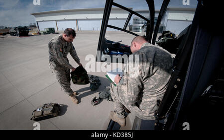 Us-Armee Cpt. jon Strickland und Staff Sgt. Brian Halter, zu unternehmen a, 2-151 st Sicherheit und Unterstützung aviation Battalion, s.c. Army National Guard, nach der Flugbetrieb nach einem Flug an einem Luh-72A Lakota Hubschrauber, Greenville, South Carolina, Feb 6, 2016. (Us Army National Guard Foto: Staff Sgt. roby Di Giovine/freigegeben) Stockfoto