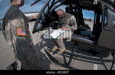 Us-Armee Cpt. jon Strickland und Staff Sgt. Brian Halter, zu unternehmen a, 2-151 st Sicherheit und Unterstützung aviation Battalion, s.c. Army National Guard, nach der Flugbetrieb nach einem Flug an einem Luh-72A Lakota Hubschrauber, Greenville, South Carolina, Feb 6, 2016. (Us Army National Guard Foto: Staff Sgt. roby Di Giovine/freigegeben) Stockfoto