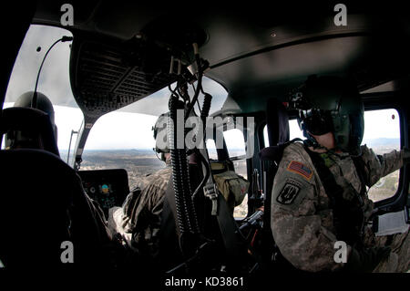 Us-Armee Cpt. jon Strickland, Warrant Officer Eric nachdenken, und Staff Sgt. Brian Halter, zu unternehmen a, 2-151 st Sicherheit und Unterstützung aviation Battalion, s.c. Army National Guard zugeordnet, führen Sie im Flug Kontrollen während einer Ausbildung Flug an Bord eines Luh-72A Lakota Hubschrauber, Greenville, South Carolina, Feb 6, 2016. (Us Army National Guard Foto: Staff Sgt. roby Di Giovine/freigegeben) Stockfoto