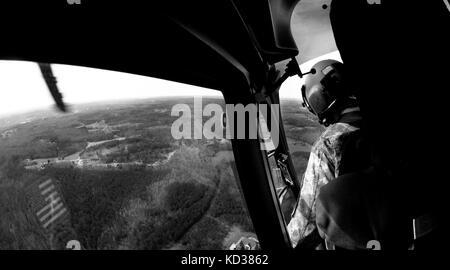 Ein luh-72A Lakota Hubschrauber zu Unternehmen a, 2-151 st Sicherheit und Unterstützung aviation Battalion, s.c. Army National Guard zugeordnet, fliegt über upstate South Carolina während einer Training Mission, Greenville, South Carolina, Feb 6, 2016. (Us Army National Guard Foto: Staff Sgt. roby Di Giovine/freigegeben) Stockfoto