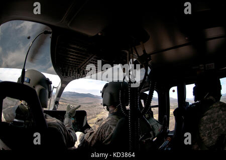 Us-Armee Cpt. jon Strickland, Warrant Officer Eric nachdenken, und Staff Sgt. Brian Halter, zu unternehmen a, 2-151 st Sicherheit und Unterstützung aviation Battalion, s.c. Army National Guard zugeordnet, führen Sie im Flug Kontrollen während einer Ausbildung Flug an Bord eines Luh-72A Lakota Hubschrauber, Greenville, South Carolina, Feb 6, 2016. (Us Army National Guard Foto: Staff Sgt. roby Di Giovine/freigegeben) Stockfoto