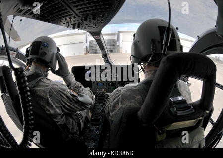 Us-Armee Cpt. jon Strickland, Warrant Officer Eric nachdenken, und Staff Sgt. Brian Halter, zu unternehmen a, 2-151 st Sicherheit und Unterstützung aviation Battalion, s.c. Army National Guard, Durchführung von Pre-flight Operations zugeordnet, bevor eine Ausbildung Flug auf einem Luh-72A Lakota Hubschrauber, Greenville, South Carolina, Feb 6, 2016. (Us Army National Guard Foto: Staff Sgt. roby Di Giovine/freigegeben) Stockfoto