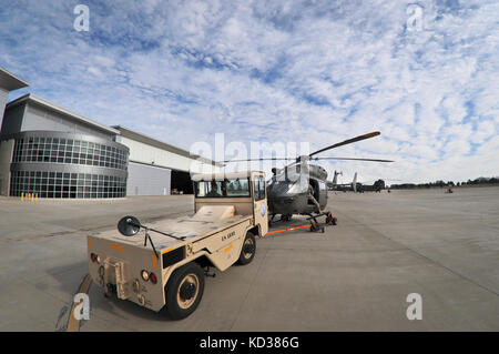 Us-Armee Soldaten zu Unternehmen a, 2-151 st Sicherheit und Unterstützung aviation Battalion, s.c. Army National Guard zugeordnet, bereiten Sie ein Luh-72A Lakota Hubschrauber für ein Training Mission, Greenville, South Carolina, Feb 6, 2016. (Us Army National Guard Foto: Staff Sgt. roby Di Giovine/freigegeben) Stockfoto