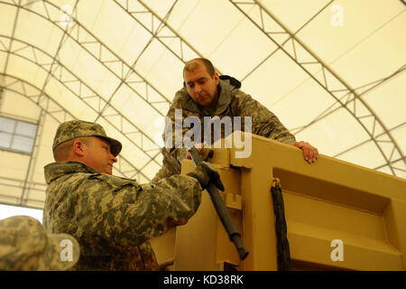 30 South Carolina Army National Guard Muldenkipper Unterstützung schleppen Operationen als Reaktion auf eine Anfrage der s. c Verkehrsministerium zu 600 Tonnen Streusalz von der Charleston Meersalz Anlage zu Columbia Transport, der Eissturm, der Staat feb 11-12 betroffen. Mehr als 180 Soldaten wurden auf den aktiven Dienst in der Sturm zu reagieren nach der Erklärung des Ausnahmezustands durch reg. Nikki haley May, 11, 2014. (Us Air National Guard Foto von Tech. sgt Jorge intriago/freigegeben) Stockfoto