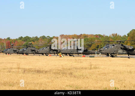 Die Nationalgarde von South Carolina führte zusammen mit den Einheiten der Nationalgarde von North Carolina und Georgia Carolina Thunder 14 durch, eine gemeinsame Trainingsübung während des Bohrwochenendes, 15. November 2014. Mehr als 30 Flugzeuge nahmen am Massenabflug von McEntyre Joint National Guard Base, Eastover, S.C. Einheiten durchgeführt Luft-und Bodenoperationen am Savannah River Site in Aiken, S.C. die S.C. Air National Guard 169th Fighter Wing F-16 Kampf Falcons schloss sich AH-64D Apaches, CH-47 Chinooks, UH-60 Black Hawks und mehr als 100 Infanterie-Soldaten aus der S.C. Armee National Guard zu trainieren mit Apaches Stockfoto