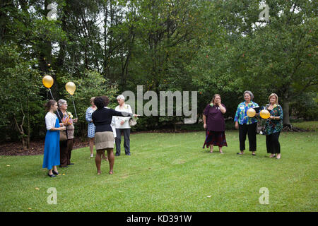 Gold Star Mütter und Familien wurden während einer Versammlung an der s.c. Governor's Mansion Komplex, Sept. geehrt. 26, 2015 die US-Armee brig. gen. roy v. mccarty, stellvertretender Adjutant General für die s.c. der National Guard, der als Gastredner für die Veranstaltung, die von den Überlebenden aufsuchende Dienste der South Carolina National Guard und Ft organisiert wurde. Jackson. Stockfoto