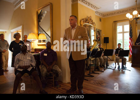 Gold Star Mütter und Familien wurden während einer Versammlung an der s.c. Governor's Mansion Komplex, Sept. geehrt. 26, 2015 die US-Armee brig. gen. roy v. mccarty, stellvertretender Adjutant General für die s.c. der National Guard, der als Gastredner für die Veranstaltung, die von den Überlebenden aufsuchende Dienste der South Carolina National Guard und Ft organisiert wurde. Jackson. Stockfoto