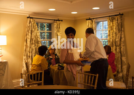 Gold Star Mütter und Familien wurden während einer Versammlung an der s.c. Governor's Mansion Komplex, Sept. geehrt. 26, 2015 die US-Armee brig. gen. roy v. mccarty, stellvertretender Adjutant General für die s.c. der National Guard, der als Gastredner für die Veranstaltung, die von den Überlebenden aufsuchende Dienste der South Carolina National Guard und Ft organisiert wurde. Jackson. Stockfoto