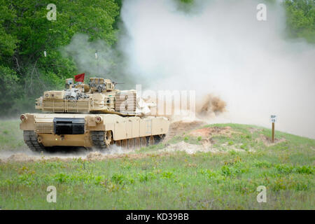 Charlie Company, 1-118 th kombinierte Waffen Bataillon, South Carolina Army National Guard, führt Schießwesen Übungen auf den Strecken von Fort Stewart, Ga., 14. April 2014 als Teil ihrer jährlichen Schulung. jährliche Schulungen für c Co. begann mit crewmitglieder empfangen 14 neue m1a1 sa Abrams Kampfpanzer, wo Sie erhalten Unterricht und praktische Ausbildung für die neuen Geräte. jährliche Schulungen für c Co. mit Soldaten laden mehrere Ihrer m1 s auf US Air Force c-17-Transportflugzeuge für den Transport in die mcentire joint National Guard Base in Eastover, s.c. als Teil einer gemeinsamen Kraft Partnern geschlossen Stockfoto