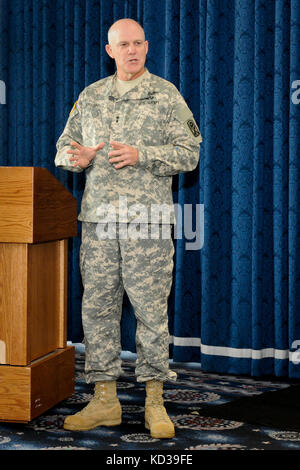 Us-Armee maj.gen.Glenn ein. bramhall, Commander, Carolina's South Army National Guard 263rd Army Air und Missile Command Verteidigung (aamdc), erkennt die Soldaten des 188 Air Defense Artillery, Oklahoma Army National Guard, für ihre hervorragende Leistung in der Pflicht, während in der Hauptstadt region Integrated air defence system Ground Based Air Defence serviert - Mission in der Schlacht Übergabe für die, 28. April 2014 an der gemeinsamen Basis anacostia - Bolling (jbab). Die Behörde, die Wolken um die Hauptstadt region zu schützen wurde vom 1.BATAILLON, 188 Air Defence Stockfoto