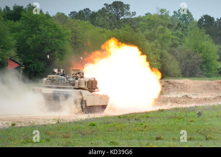 Charlie Company, 1-118 th kombinierte Waffen Bataillon, South Carolina Army National Guard, führt Schießwesen Übungen auf den Strecken von Fort Stewart, Ga., 14. April 2014 als Teil ihrer jährlichen Schulung. jährliche Schulungen für c Co. begann mit crewmitglieder empfangen 14 neue m1a1 sa Abrams Kampfpanzer, wo Sie erhalten Unterricht und praktische Ausbildung für die neuen Geräte. jährliche Schulungen für c Co. mit Soldaten laden mehrere Ihrer m1 s auf US Air Force c-17-Transportflugzeuge für den Transport in die mcentire joint National Guard Base in Eastover, s.c. als Teil einer gemeinsamen Kraft Partnern geschlossen Stockfoto