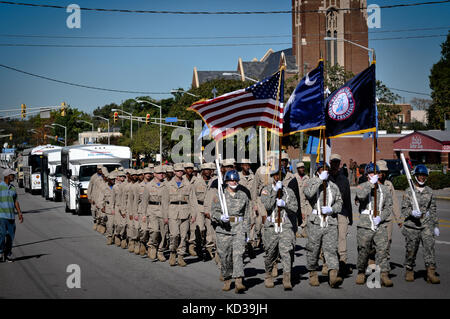 Veteranen aller Zweige des US-Militärs, Kadetten des Junior Reserve Officers' Training Corps und der South Carolina Youth Challenge sowie mehrere Militär- und Veteranenverbände aus South Carolina nehmen an der 37. Jährlichen Veterans Day Parade in Downtown Columbia, South Carolina, am 11. November 2015 Teil. Die Parade in Kolumbien ist eine der größten im Südosten, mit Tausenden von Bürgern, die ihre Veteranen ehren, entlang der Straßen von Kolumbien. (USA Foto der Armee-Nationalgarde von Staff Sgt. Roby Di Giovine/Veröffentlicht) Stockfoto