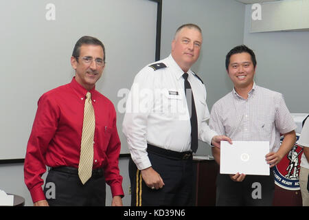 Förderung der Gesundheit Büro des South Carolina Army National Guard gehalten ein Zertifikat Präsentation für Soldaten und Studenten von der Universität von South Carolina für ihre Teilnahme an der k.o.r.e Wellness Fitness Pilotprogramm am Tag Auditorium in Columbia, South Carolina, 19. Juni 2015. Die zehn Woche Programm hergestellt wurde für Personen, die ihre Gesundheit und körperliche Schnelligkeit zu verbessern. (U.s. Army National Guard Foto von Lt.Col.cindi König/freigegeben) Stockfoto